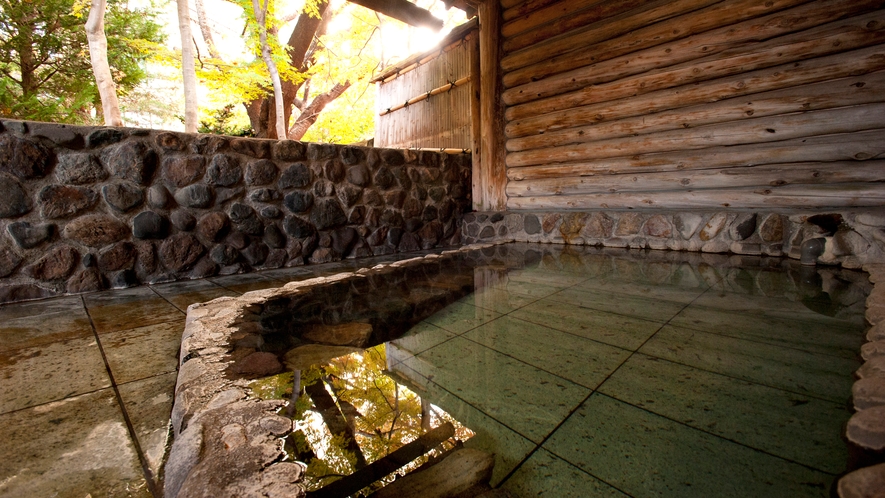 #落合温泉の湯　女湯　露天風呂からは四季折々の表情豊かな庭園が眺められ、心も体も癒されます。