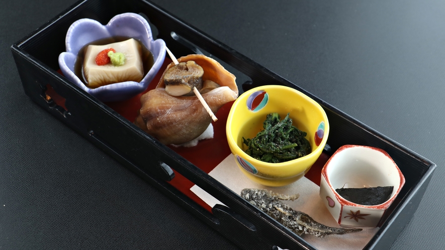 #ご夕食一例　前菜　青森県産の黒にんにくやカジカの唐揚げなど旬の美味しさを日替わりで。