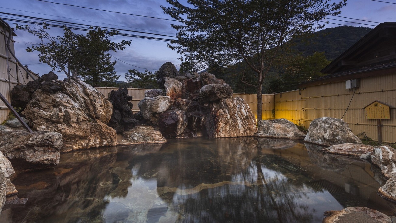 【標高760mの避暑地・都内から-7度】pH8.5全国屈指の美肌の秘湯貸切露天無料・いろり会席