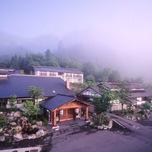 静かな山間にひっそりと佇む木造りの１軒宿。