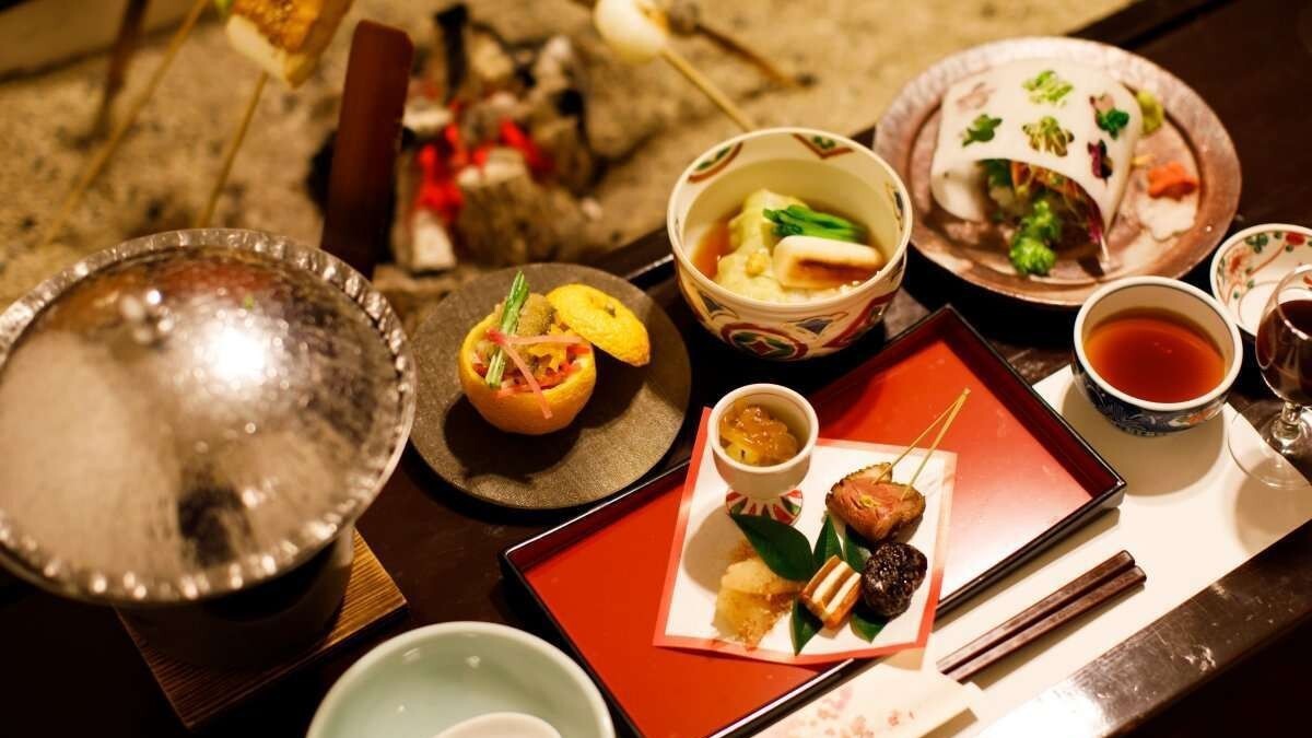 【シルバー・シニア50歳以上】20％OFF＜源泉掛け流し美肌の湯で春旅満喫＞いろり会席