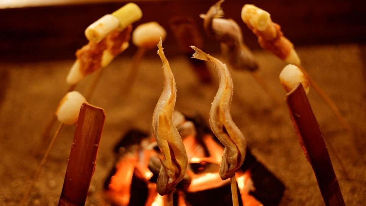 岩魚・一升べら・ばんだいもちなどを囲炉裏で焼きながら。