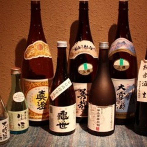 お料理と地酒に舌包み。地元産の日本酒、焼酎を揃えております♪