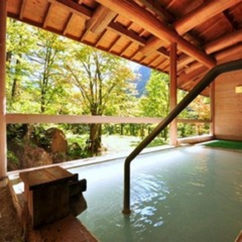 大浴場【湯元館・外湯】新緑の夏。風と日差しが心地よい露天風呂
