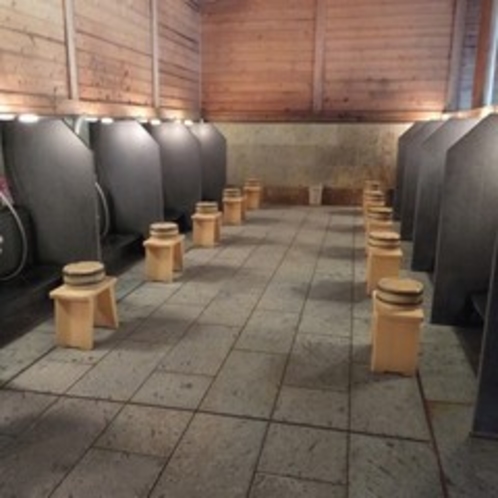 広々とした洗い場。ボディソープ、シャンプー類も揃えております(湯元館)