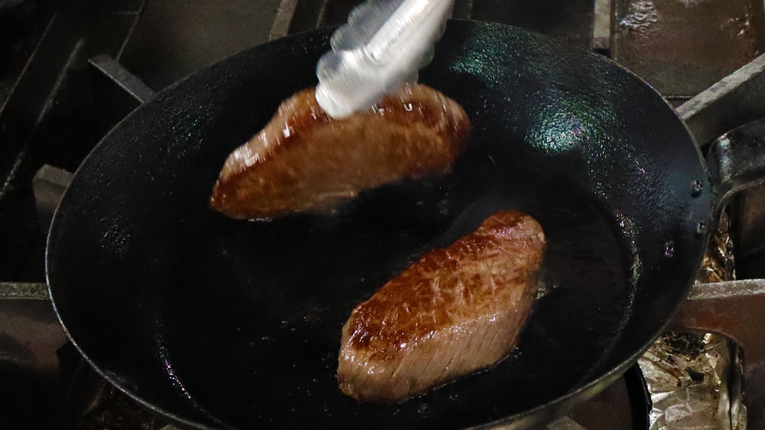 【２食付】ご夕食は秋田県産黒毛和牛「由利牛ランプステーキ重弁当」：朝は選べる４種のご朝食