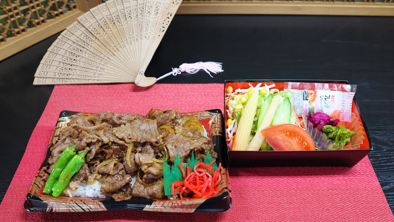 【２食付】ご夕食は秋田県産黒毛和牛「由利牛ブリスケ焼肉重弁当」：朝は選べる４種のご朝食