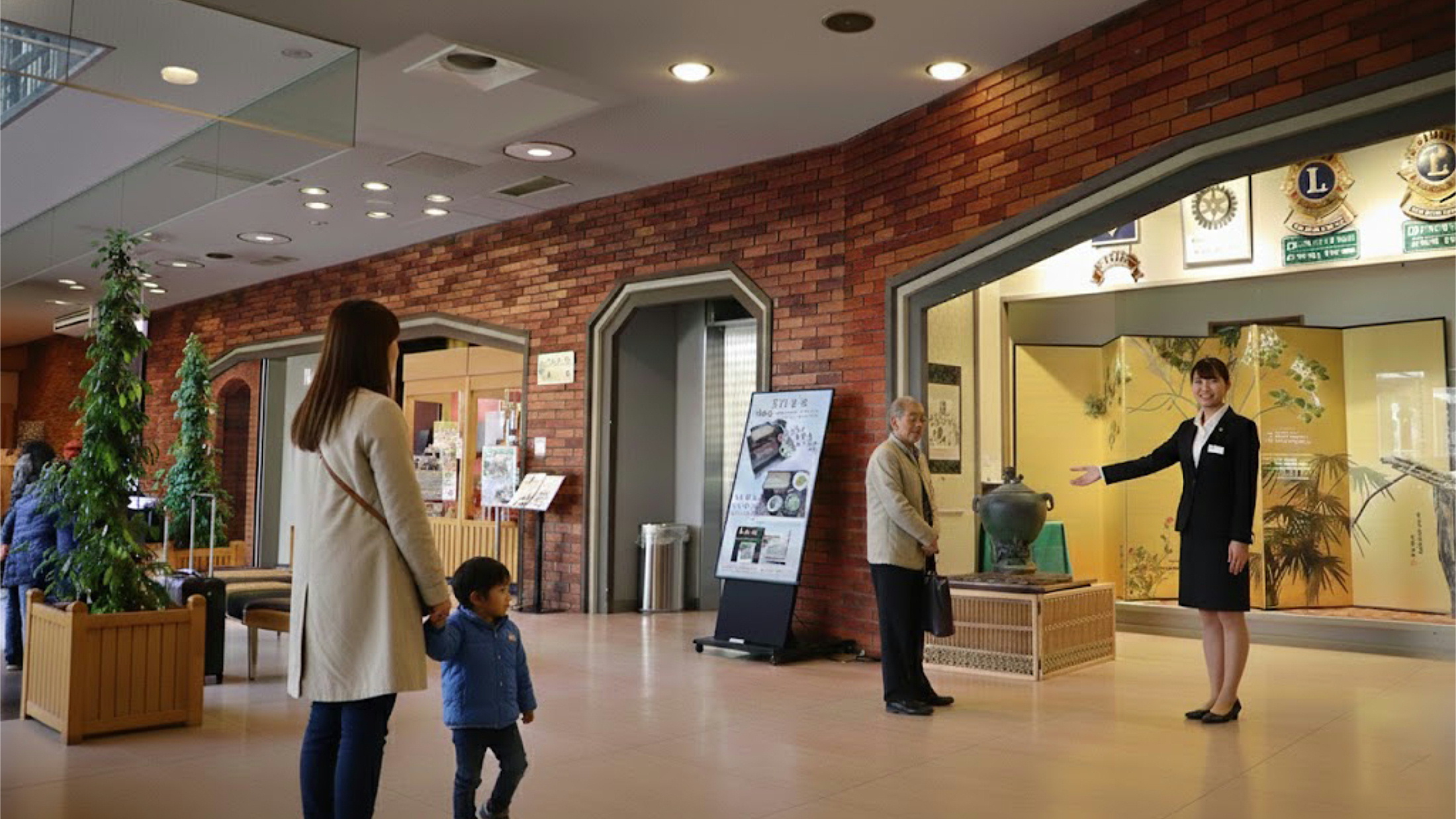 「旅の始まりを彩る、穏やかなひととき」 レンガ調の意匠が落ち着きを醸し出すエントランス