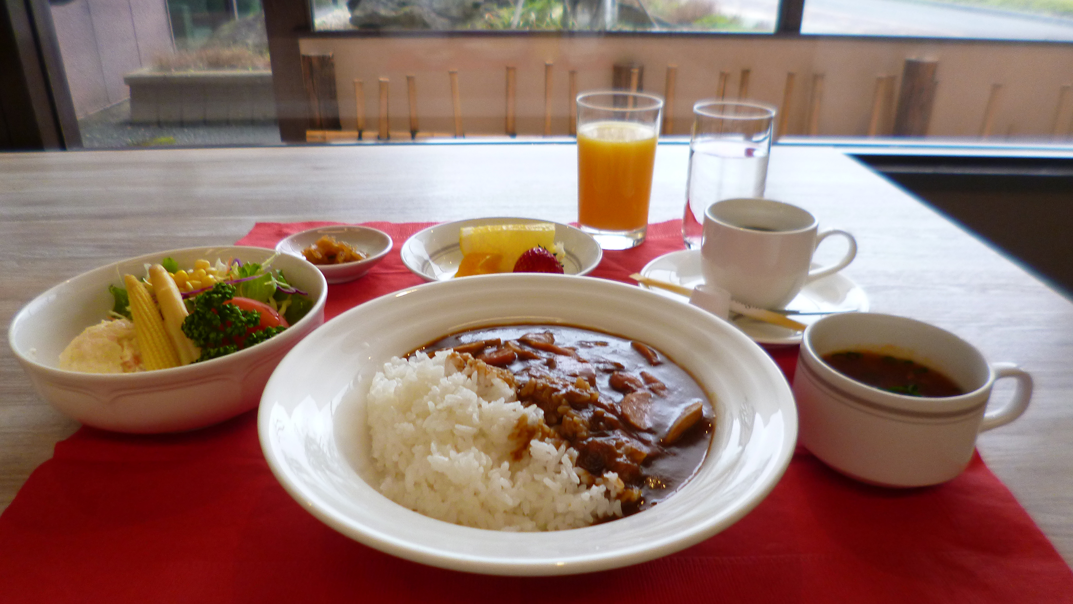 活力注入！朝カレーセット（粗挽きソーセージカレー）