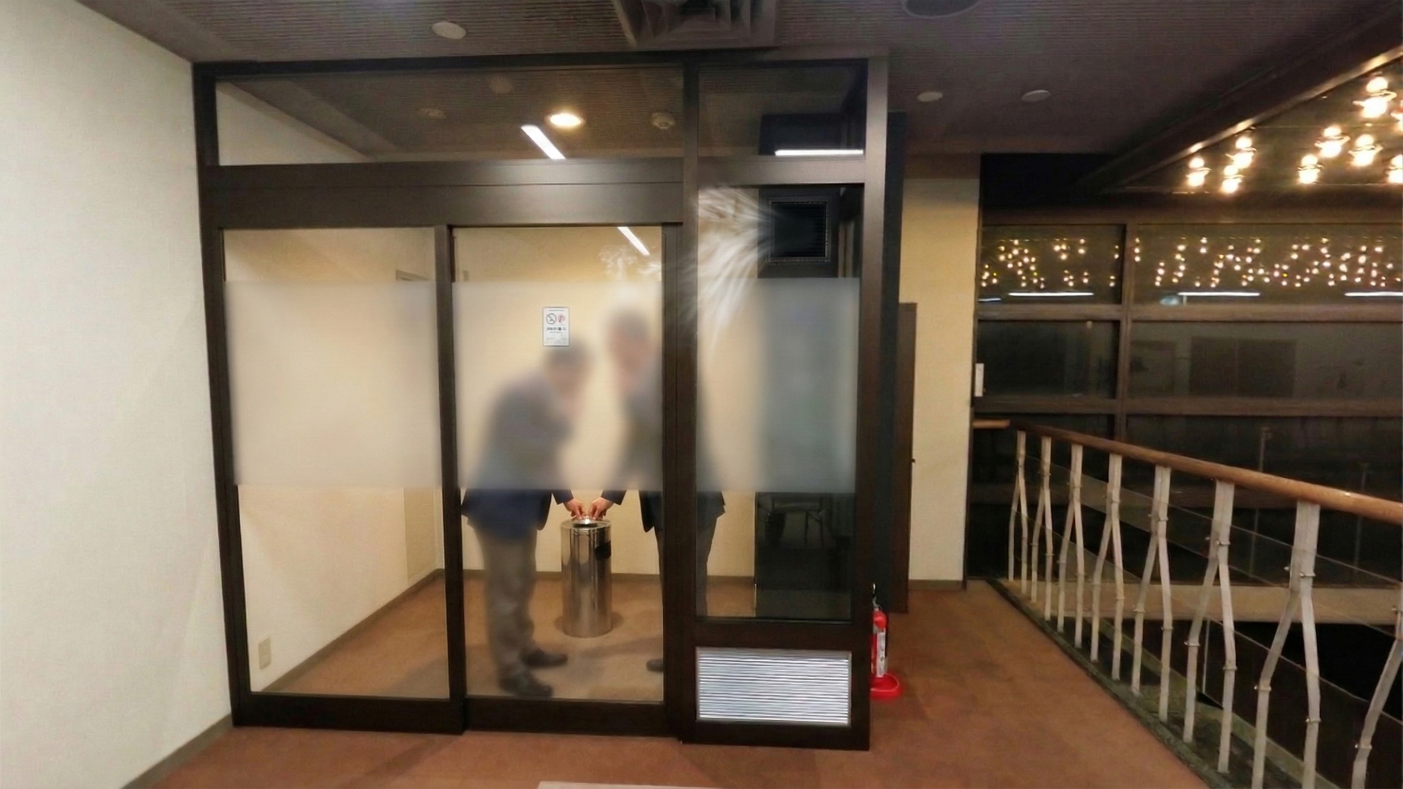 当館は全室禁煙です。喫煙は本館と南館各２階にある喫煙ブースをご利用くださいませ。