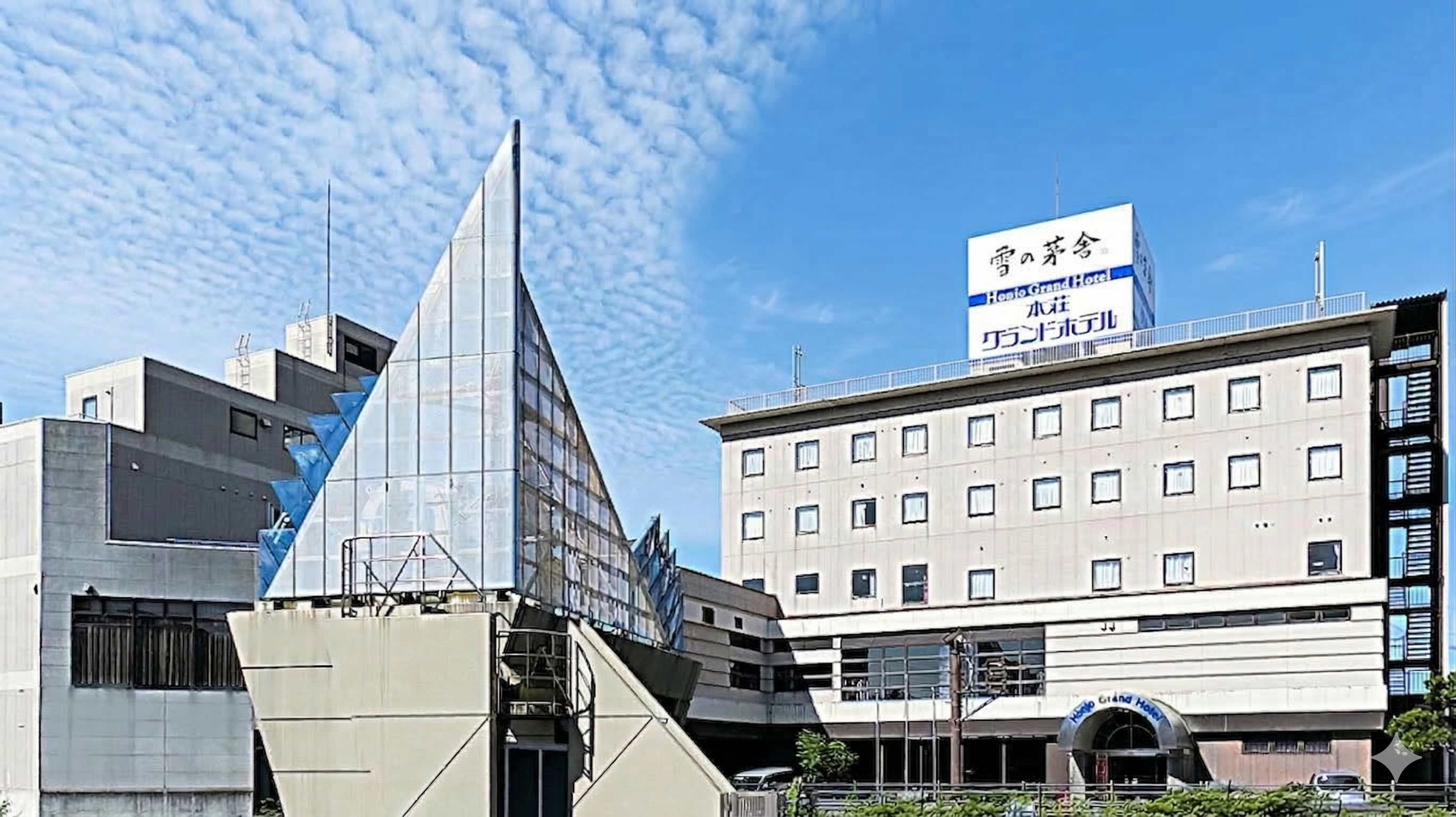 ホテル外観（秋・昼下がり）