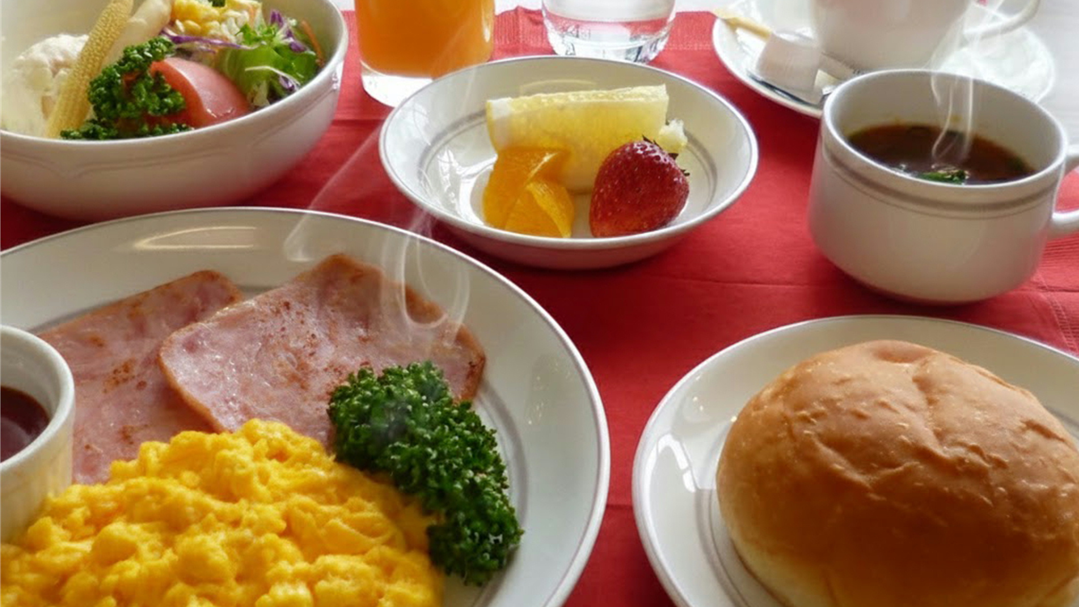 洋食セット： ふんわり卵料理とパンで楽しむ、軽やかな洋の朝食