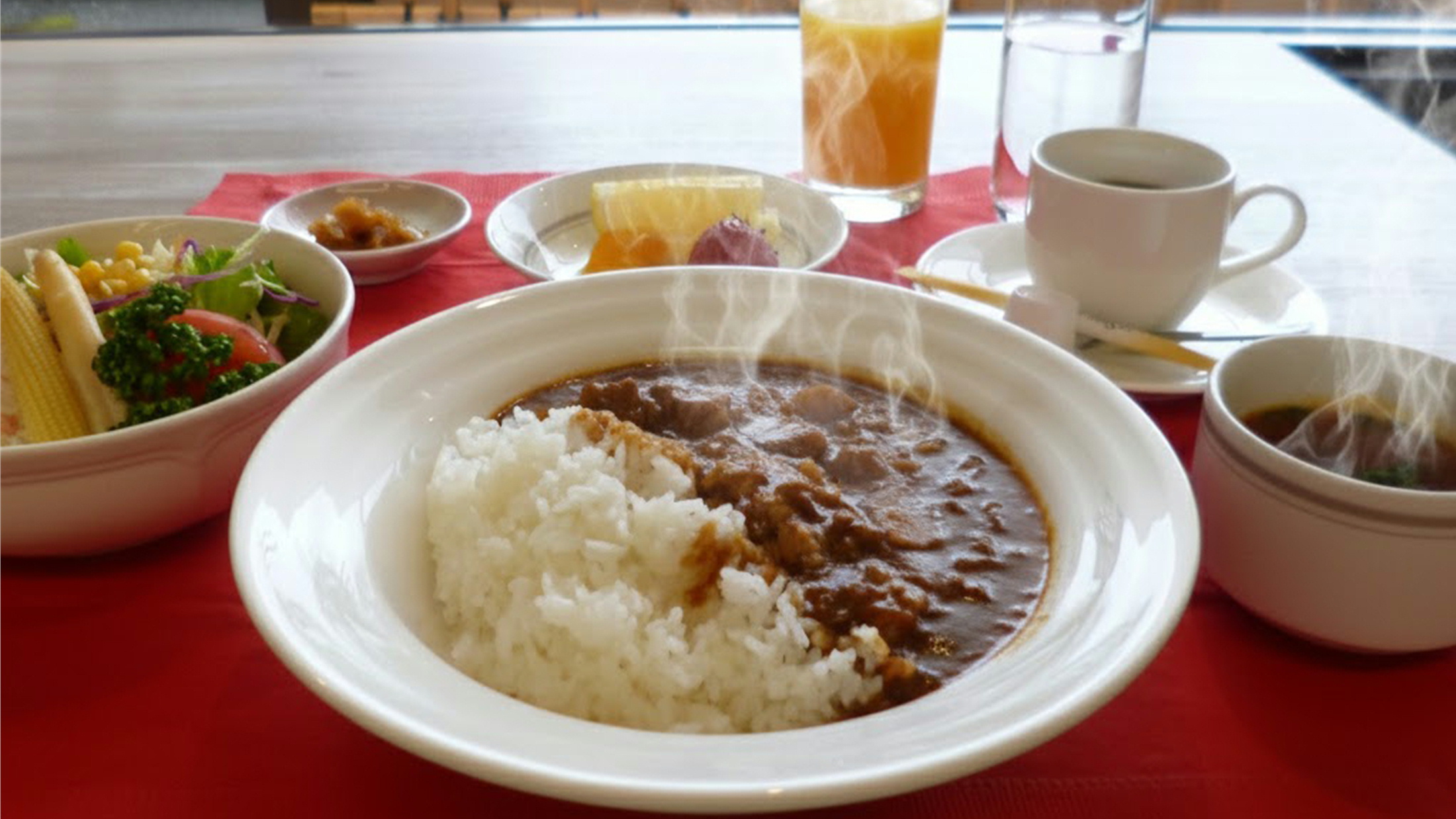 朝カレー： スパイスの香りで目覚めスッキリ！当館人気の特製カレー