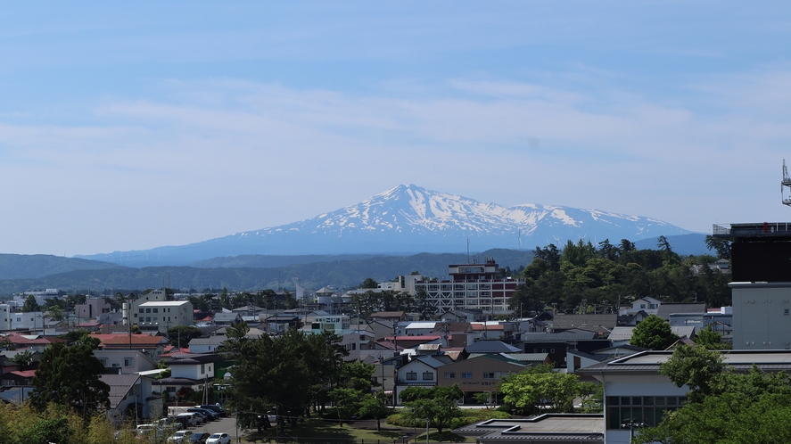 屋上より臨む霊峰鳥海