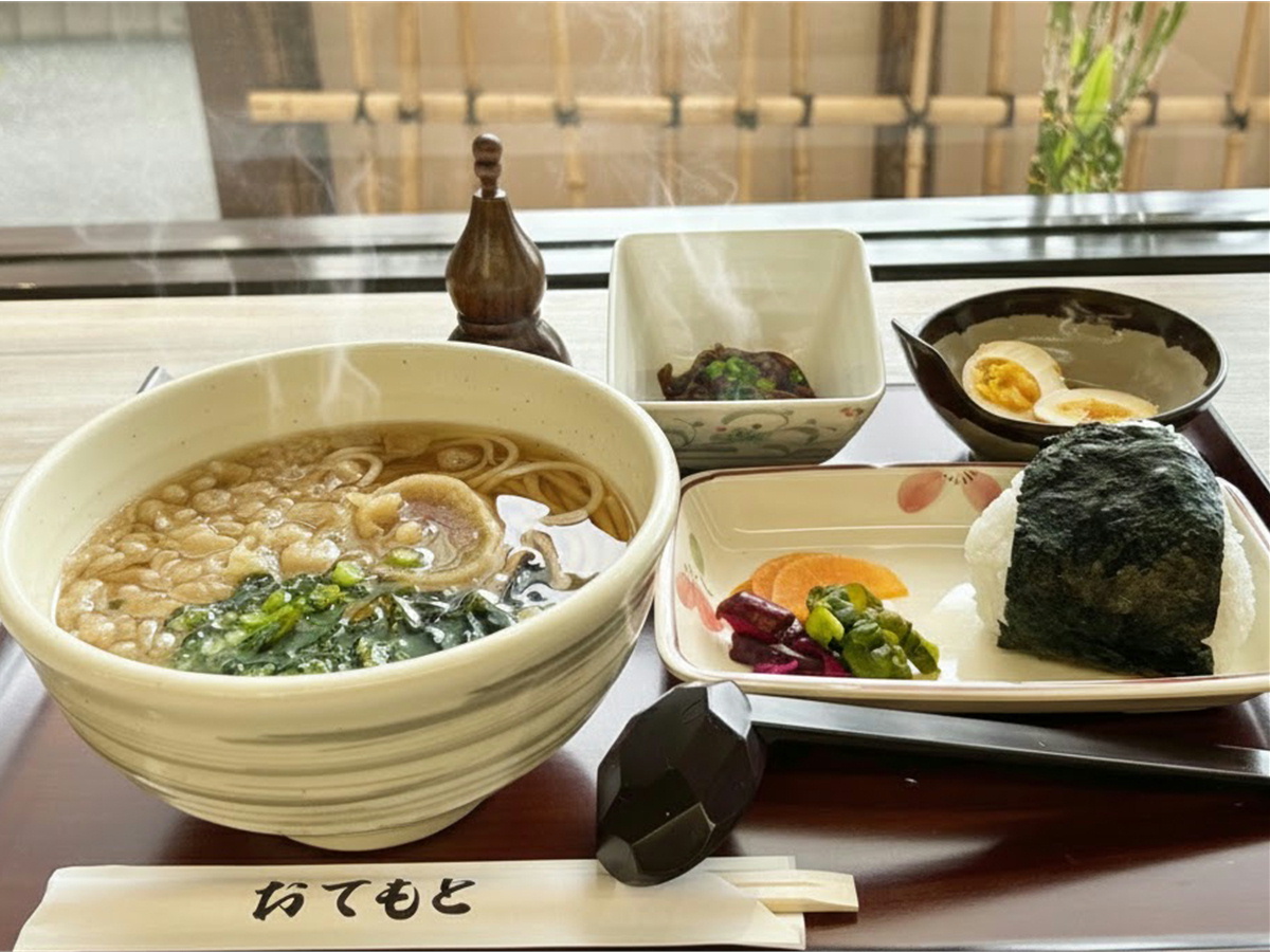 秋田名物稲庭うどん： さらっと食べたい朝に。おにぎり付きで満足感も十分