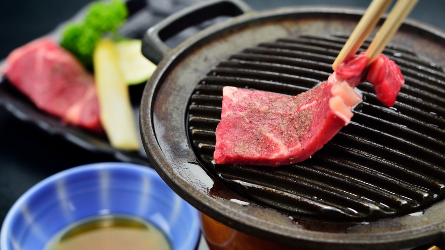国産和牛鉄板焼。肉質は柔らかいのでさっと炙ってお召し上がりください。