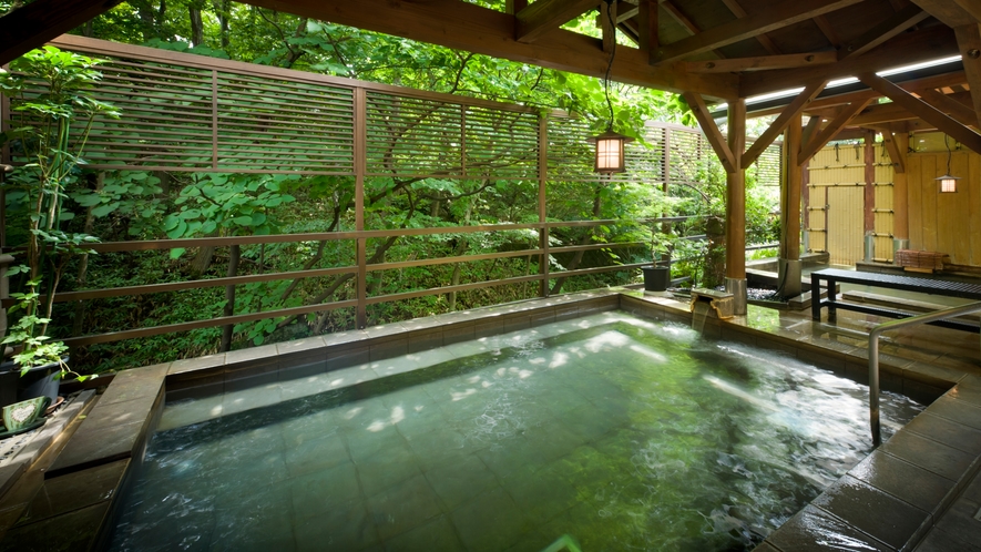 緑豊かな木々に囲まれ、那須の名湯「地蔵の湯」源泉かけ流しの露天風呂。
