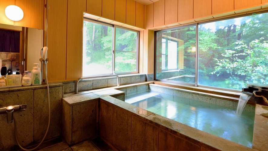 窓を開放することで露天風呂になる貸切風呂です。露天風呂とは違った空間で温泉をお楽しみください。