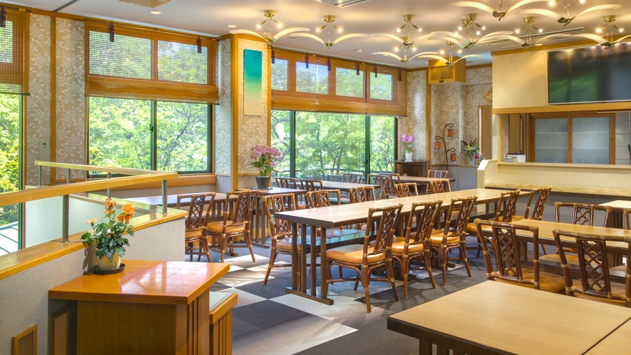 大きな窓全体に那須の木々の緑が映し出され、明るく開放感のある食事処です。
