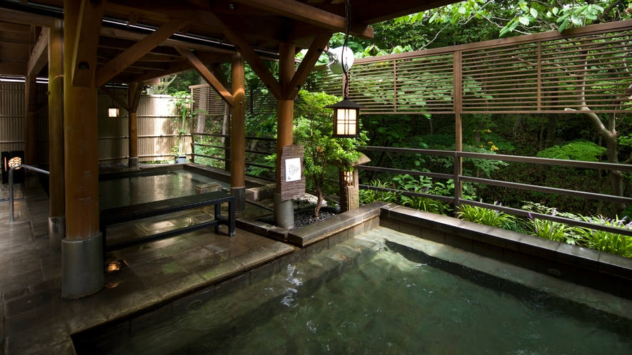 緑豊かな木々に囲まれ、那須の名湯「地蔵の湯」源泉かけ流しの露天風呂。