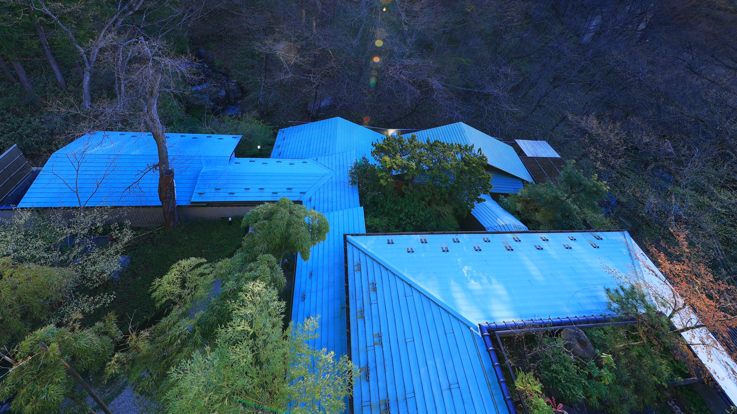 銅板屋根が特徴的な自在荘