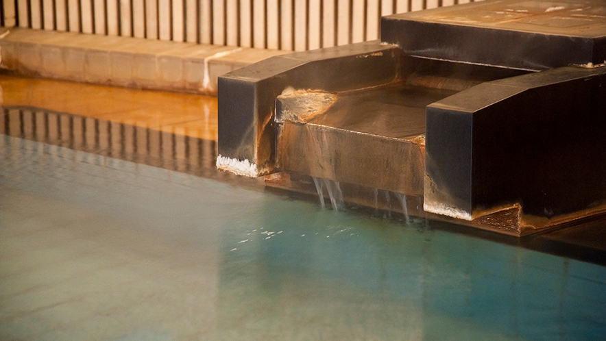 源泉の温度は 94℃ と熱海でも屈指のもので、湧水量も大変豊富。 164ｍの地下温泉源地から、こんこ