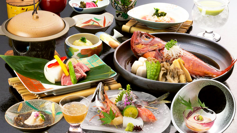 伊豆名物金目鯛の煮付けや和牛ステーキも！お部屋食でごゆっくりお召し上がりください。