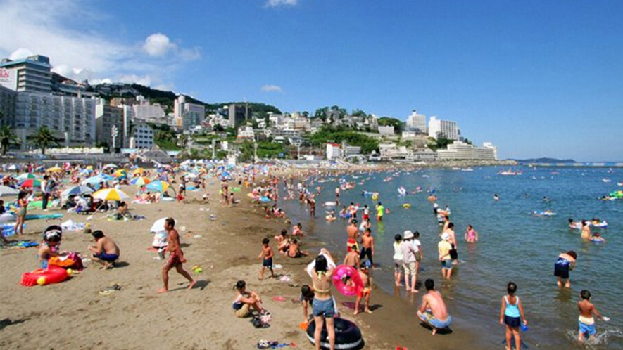 夏の大人気観光スポット！熱海サンビーチは当館から徒歩圏内