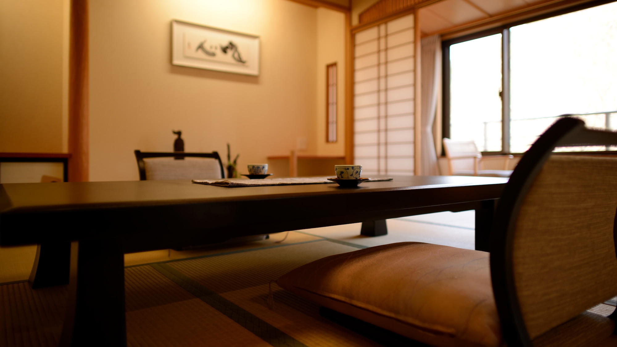 和室。日本の伝統的な建築様式の数寄屋造りで、イ草の香りに包まれながらまったりと お過ごしください。