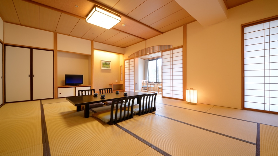 和室。日本の伝統的な建築様式の数寄屋造りで、イ草の香りに包まれながらまったりと お過ごしください。