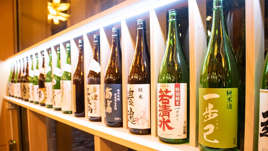 【ラウンジ桜】日本酒をはじめ様々なお酒をご用意しております。