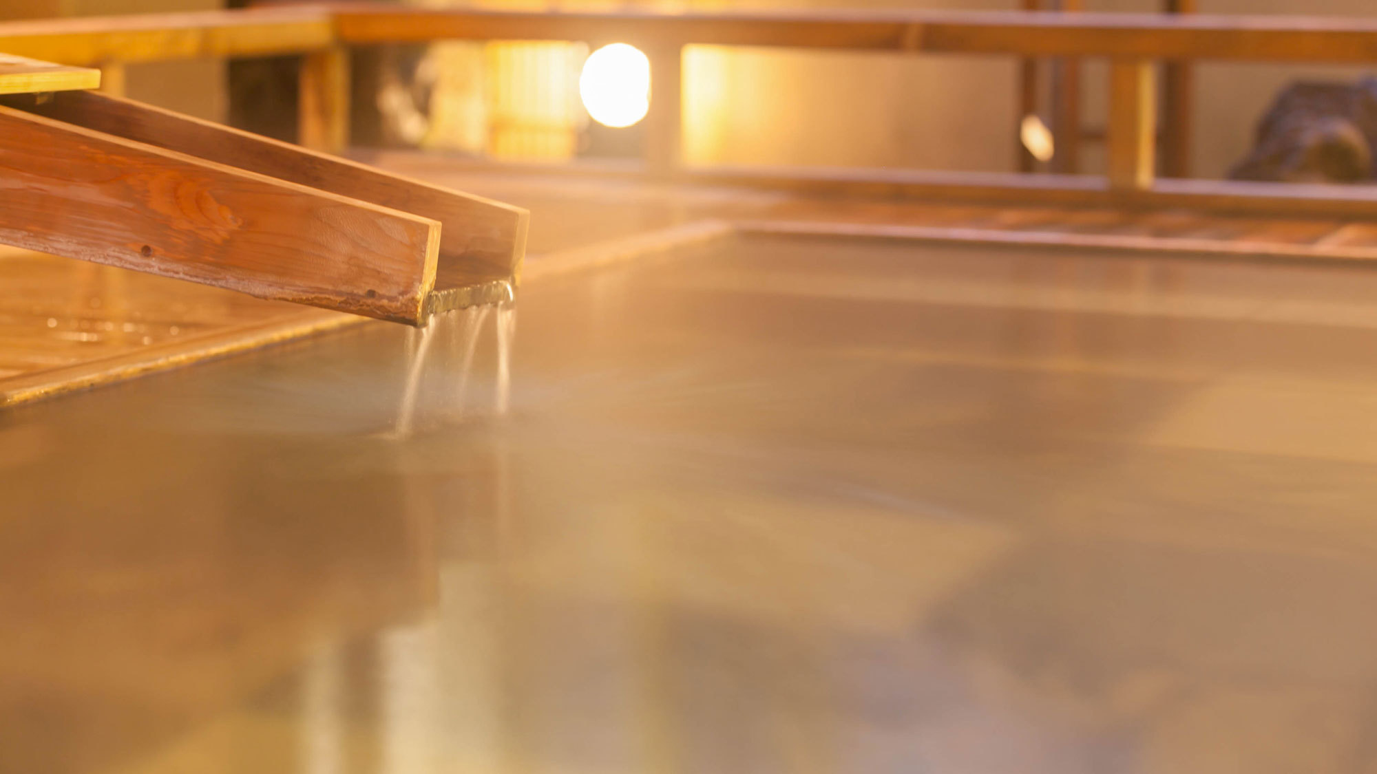 能舞台を模した露天「室生の湯」。源泉かけ流し美肌成分メタケイ酸豊富なやさしいお湯を24時間楽しめます