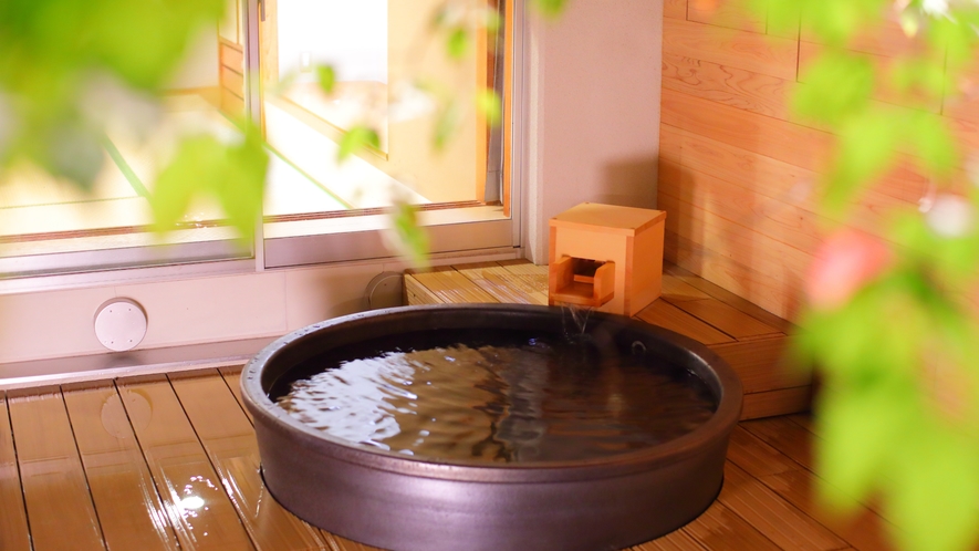 【信楽焼露天風呂付客室】緑豊かな四万の自然と温泉をお楽しみください。