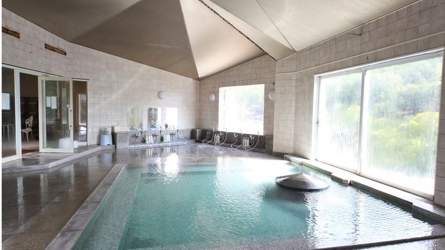 四万の中で唯一の展望風呂・メルヘンの湯。屋上にあり、360°パノラマ景色を堪能できます。