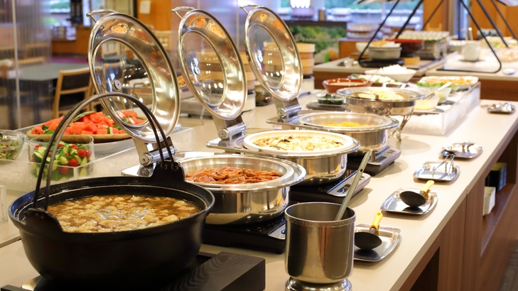 【夕食は姉妹館でバイキング】四万グランドホテルで牛鉄板焼きや揚げたて天ぷら等食べ放題プラン