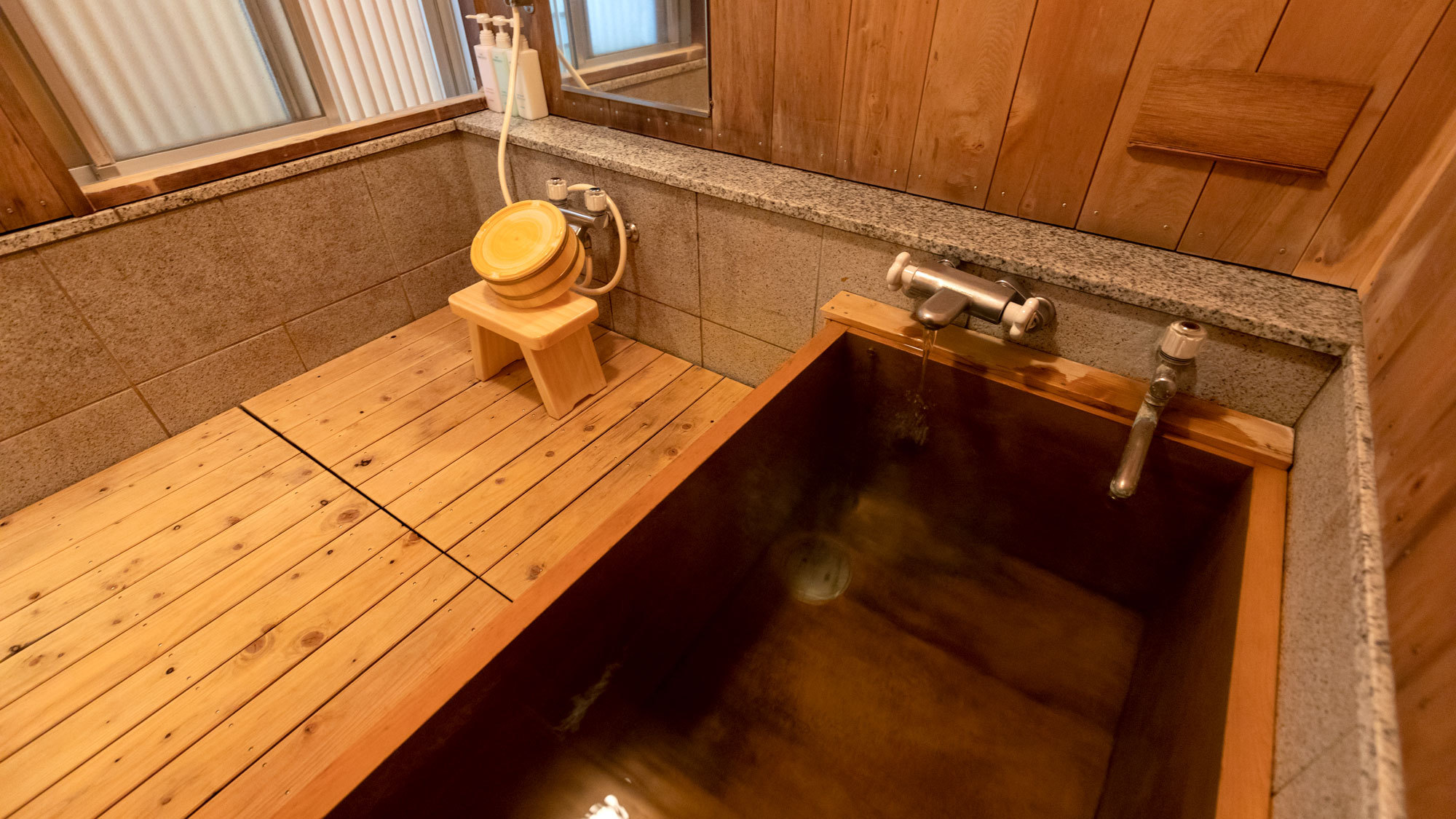 【檜風呂付き客室】かぐわしい檜の香り漂う室内のお風呂。源泉掛け流しの温泉を存分にお楽しみください。