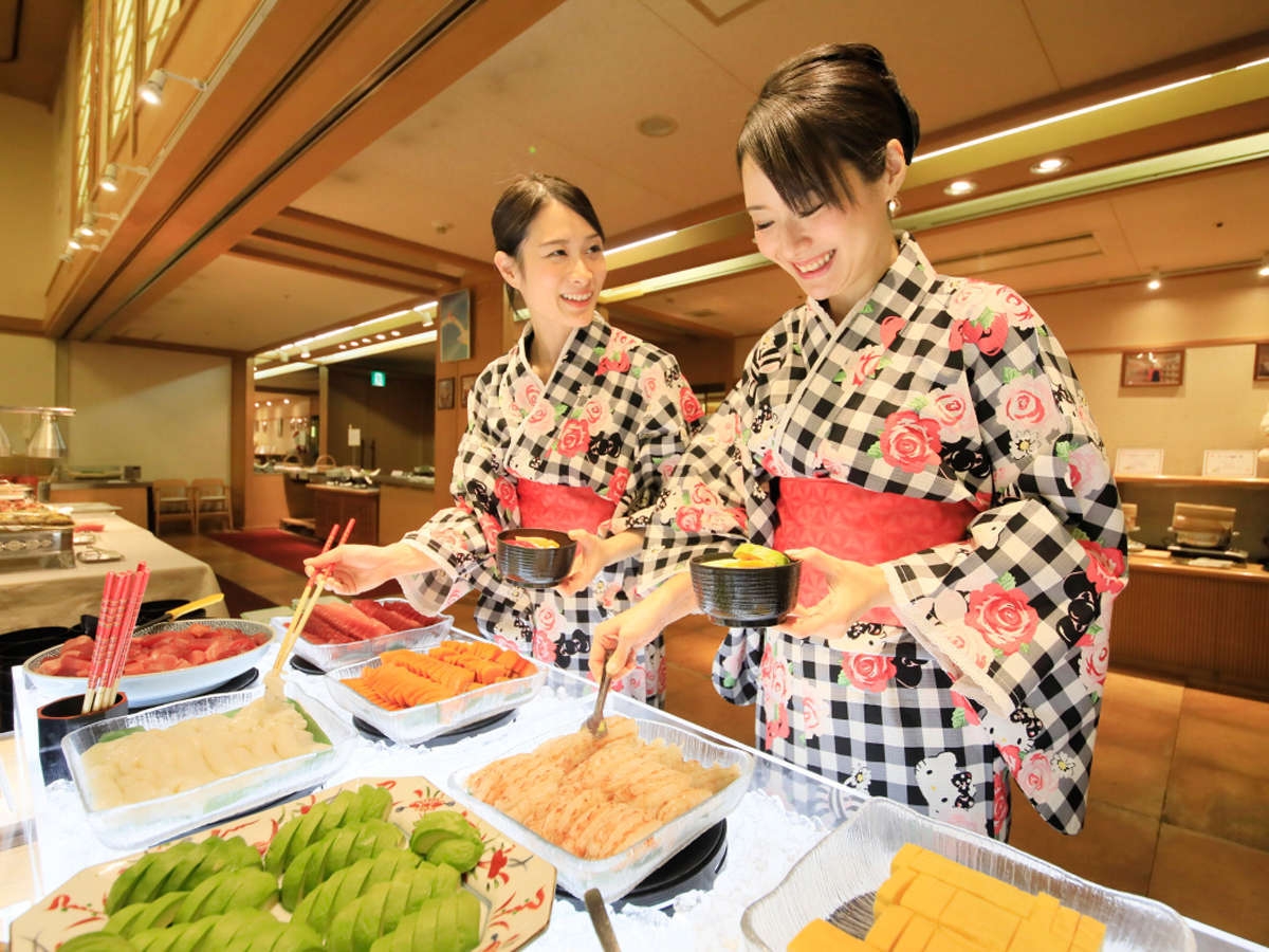 【夕食は姉妹館でバイキング＆飲み放題】牛ステーキなど食べ放題！四万グランドホテルバイキングプラン