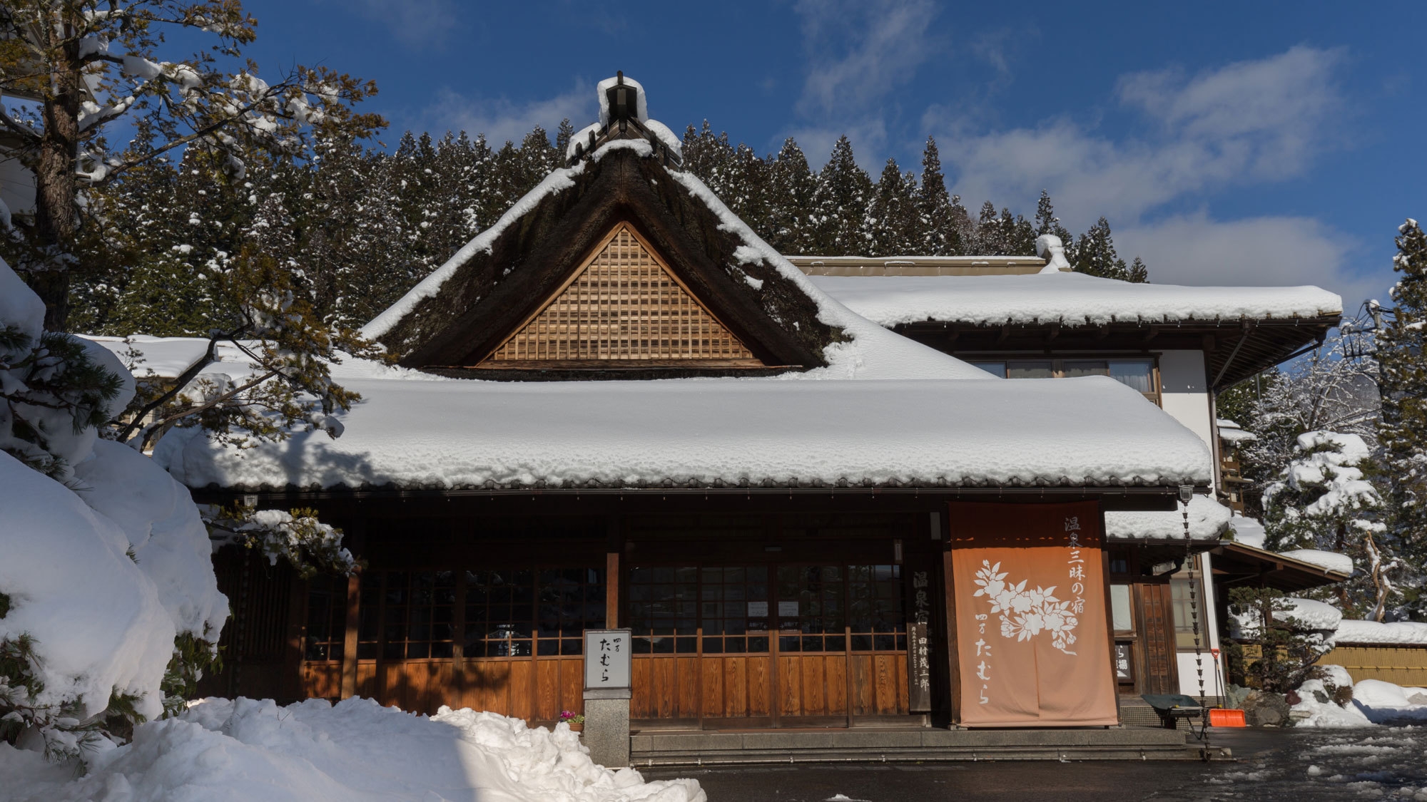 ◆年末年始お部屋お任せお得◆夕食は姉妹館でバイキング！四万グランドホテルで牛鉄板焼や天ぷら等食べ放題
