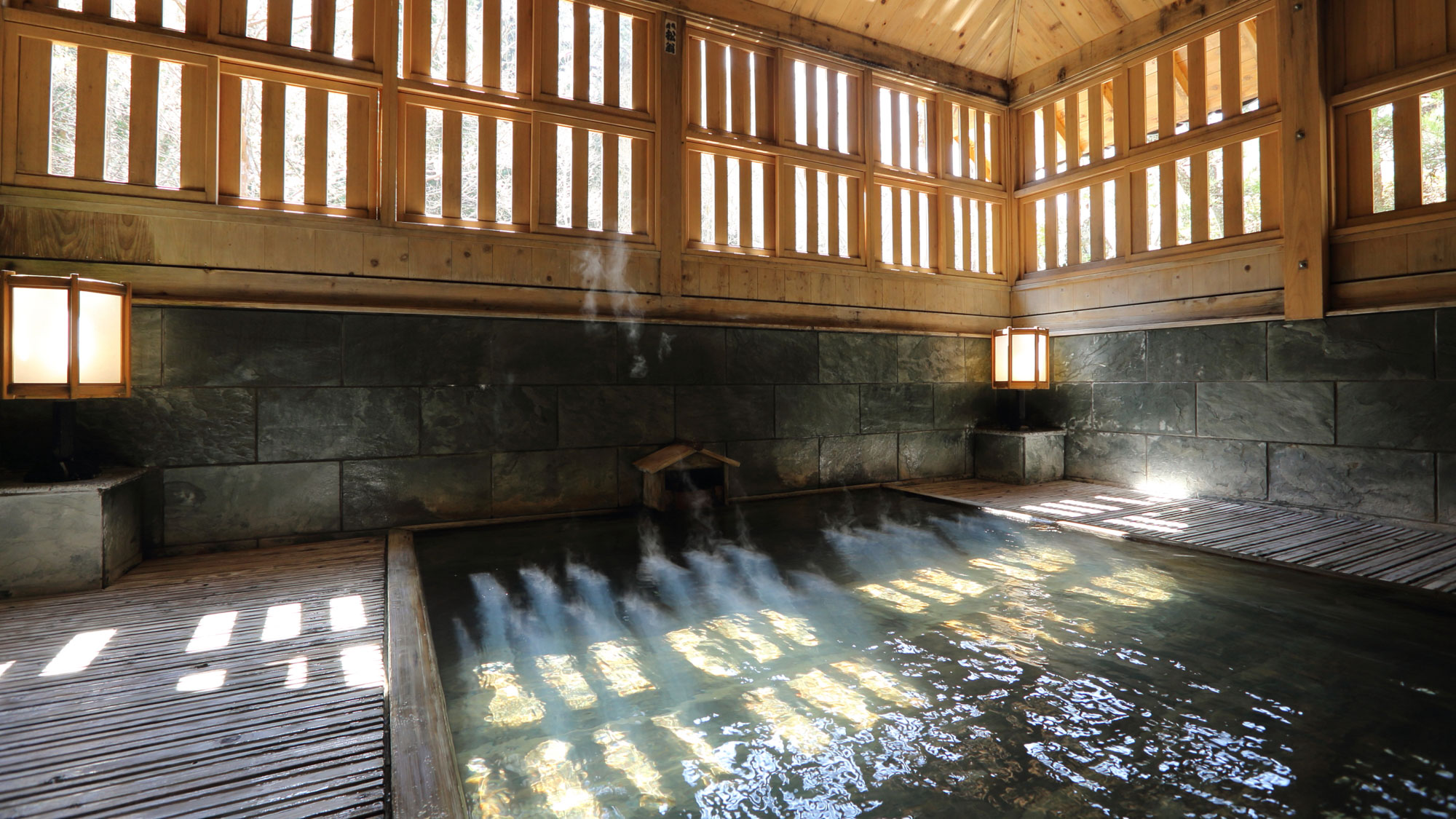 御夢想の湯は、朝昼の無双窓からの清々しい陽射しが、夜は情緒豊かな月明かりが湯船を照らします。