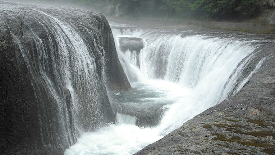 【観光・散策】吹割りの滝は関東のナイアガラと呼ばれています。当館から車で１時間３０分。