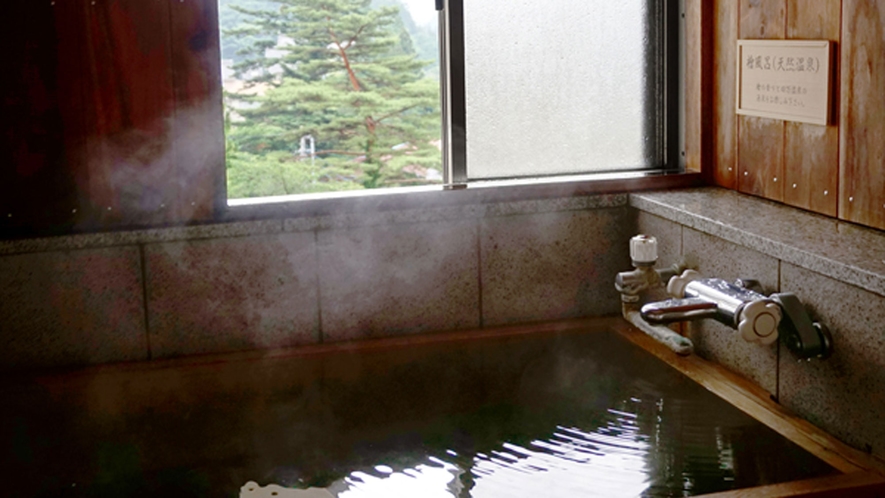 【プレミアム木涌館】檜風呂付き客室　檜風呂はお部屋によって眺めが変わります。