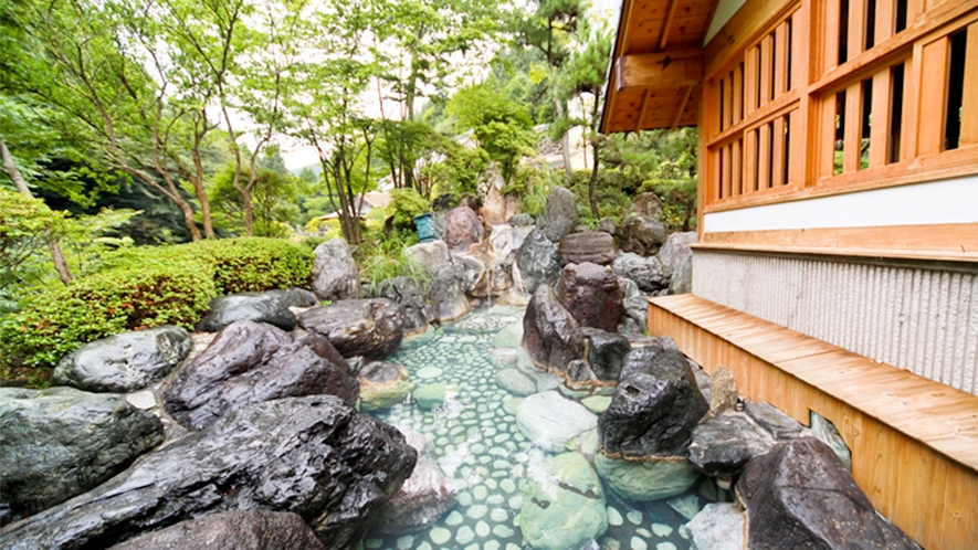 【庭園露天風呂 甌穴（おうけつ）】県指定特別天然記念物「甌穴」を模って大きな岩を組んで造った露天風呂