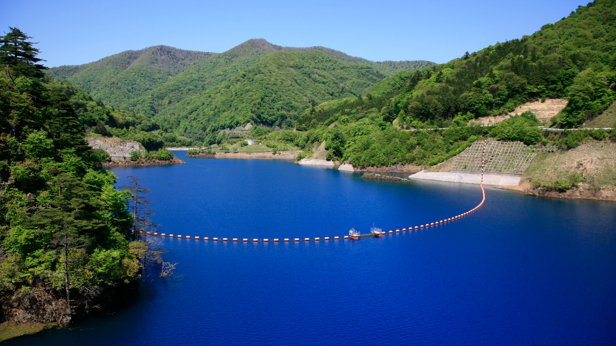 【観光・散策】奥四万散歩へ出かけませんか？きらきら輝く湖面と新緑。奥四万湖は一周約4km。奥四万散歩