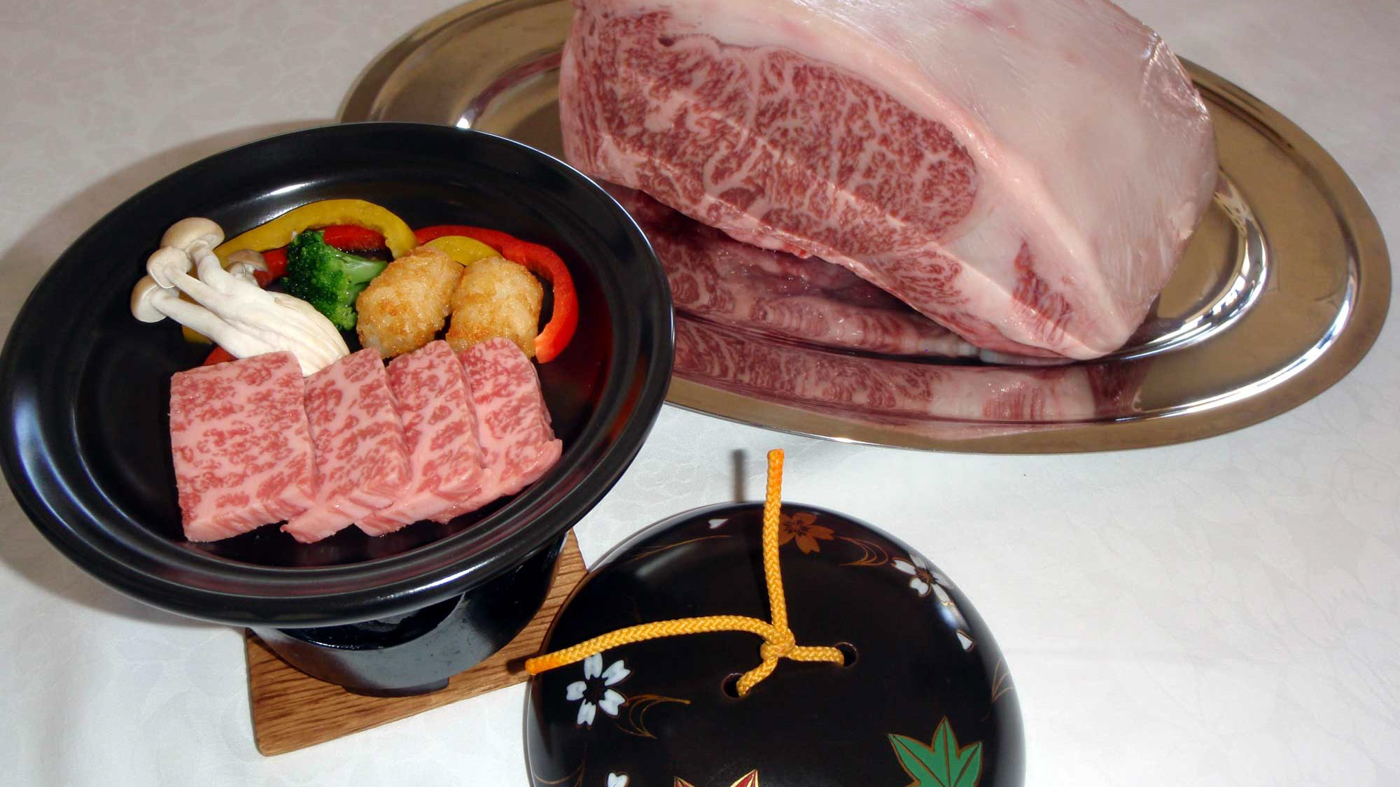 *夕食一例/倉石牛陶板焼き（きめ細かく柔らかい上質な肉質と豊潤な味わいが特徴です。）  