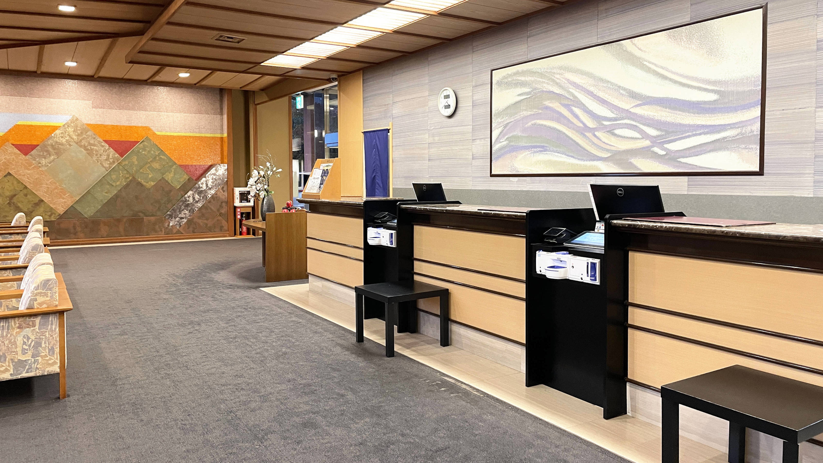 お客様をお迎えするフロントカウンター