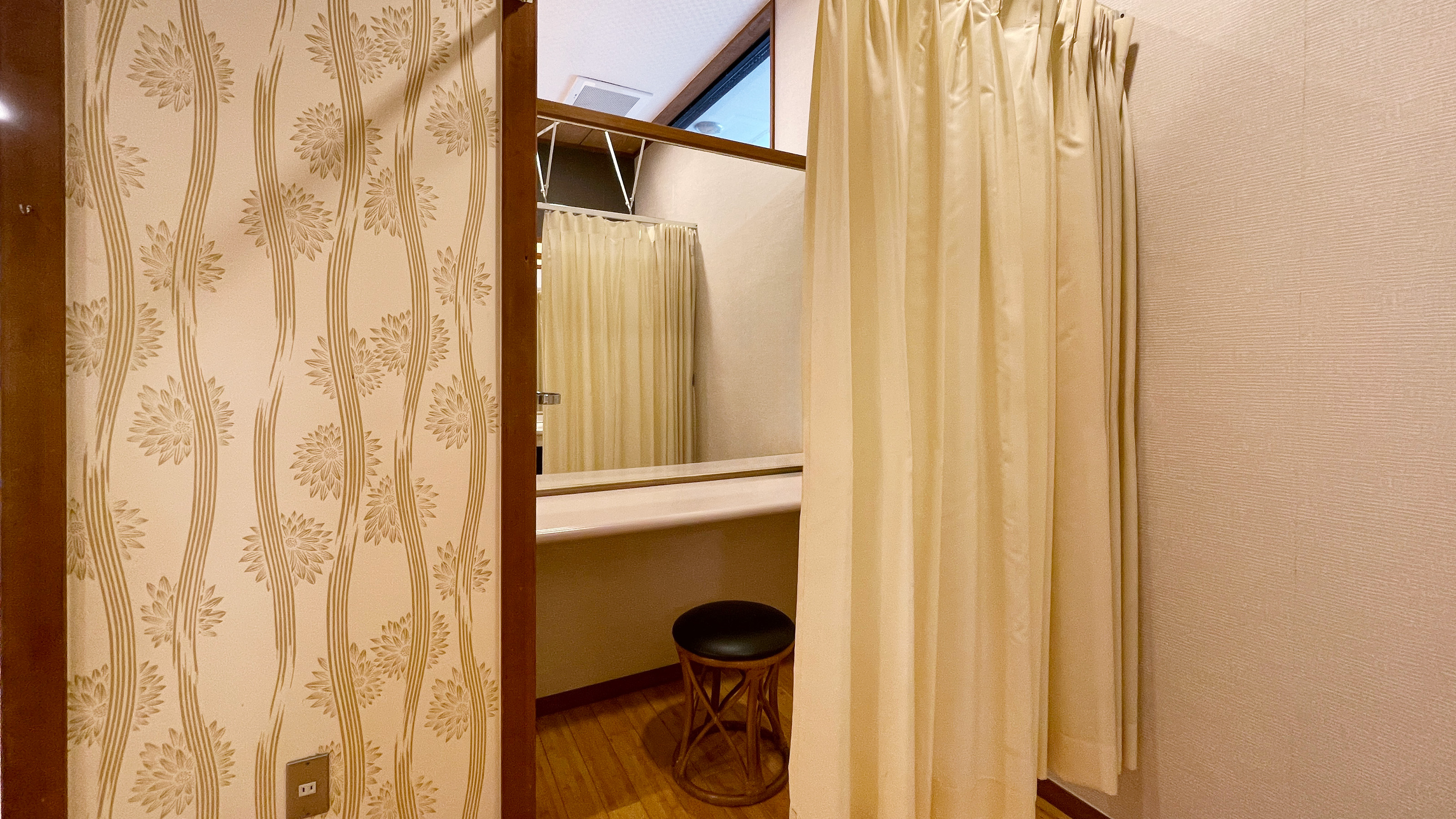 カーテン付き鏡台もございます(女子)