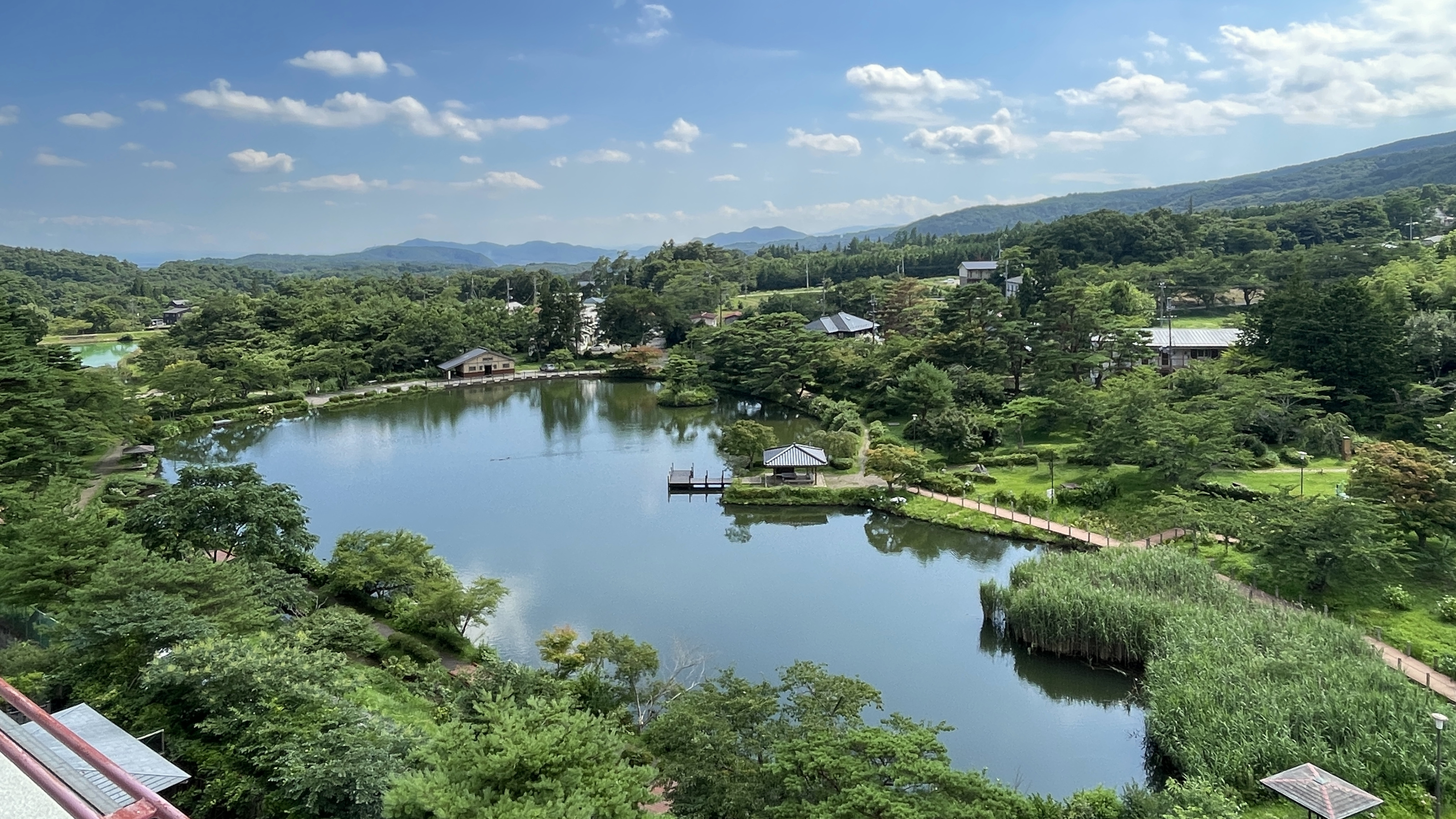 目の前には鏡のような湖面の鏡ヶ池