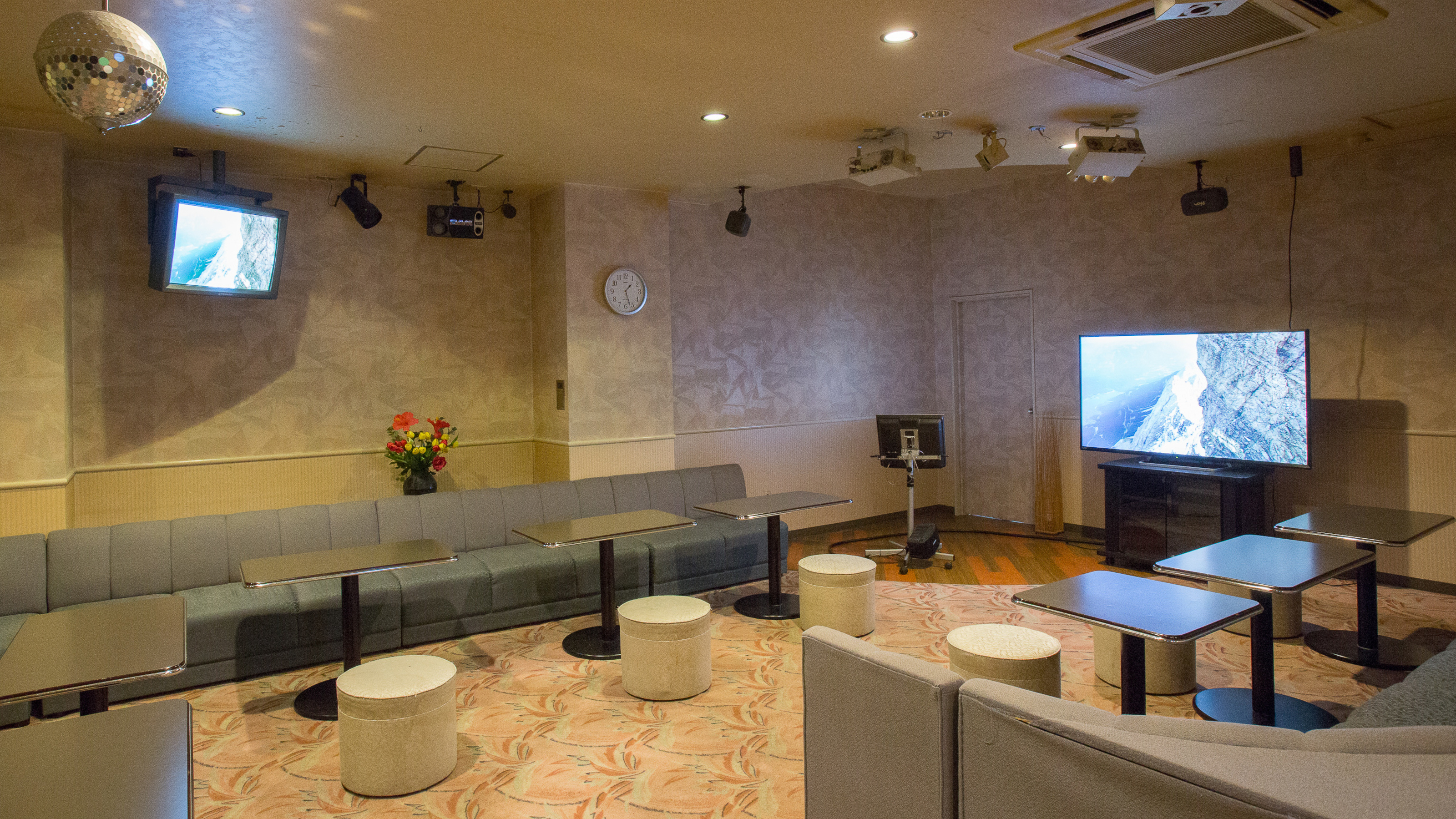 無料で楽しめるカラオケ(共用・予約不要)