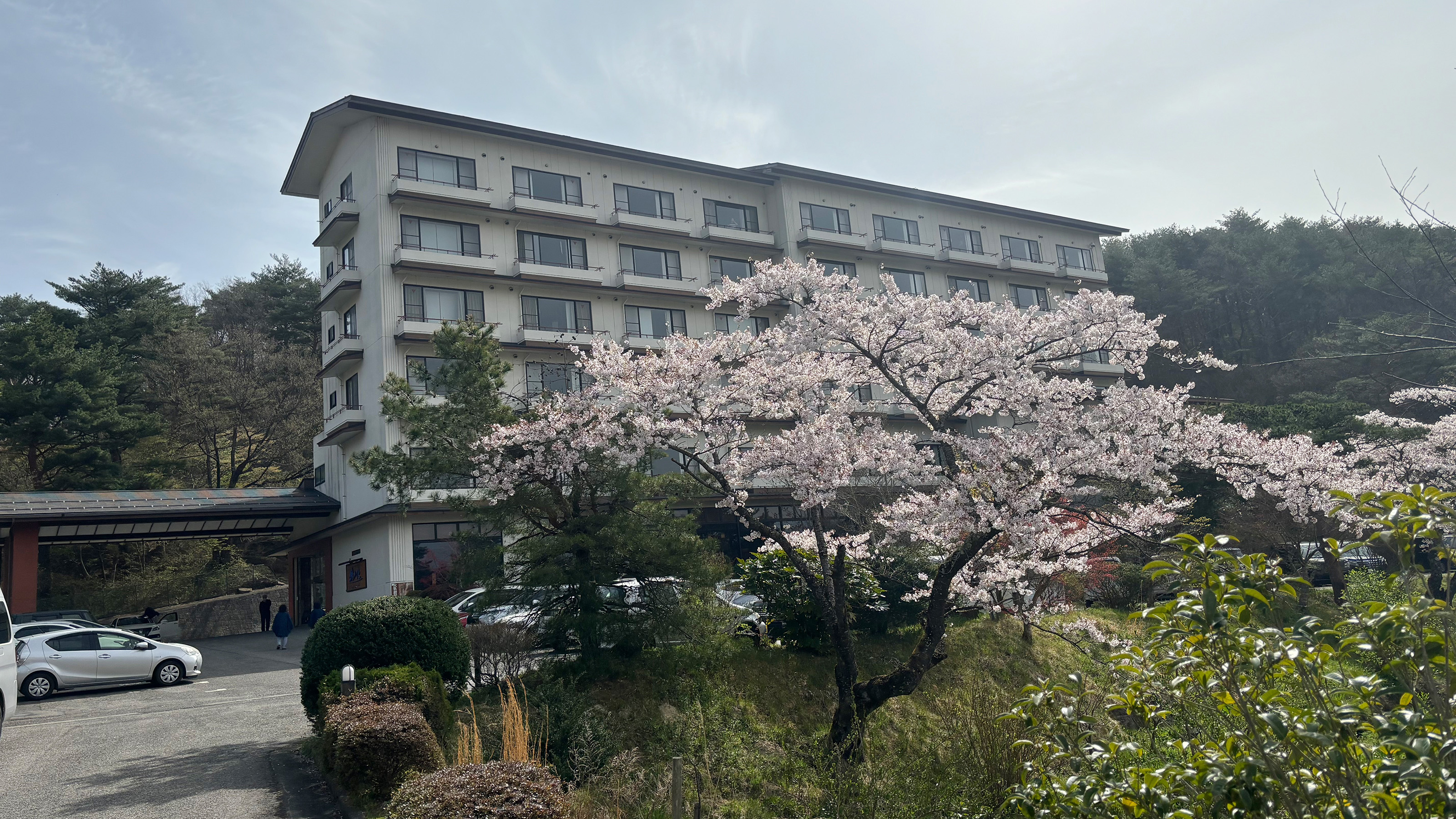 鏡が池碧山亭外観(春)