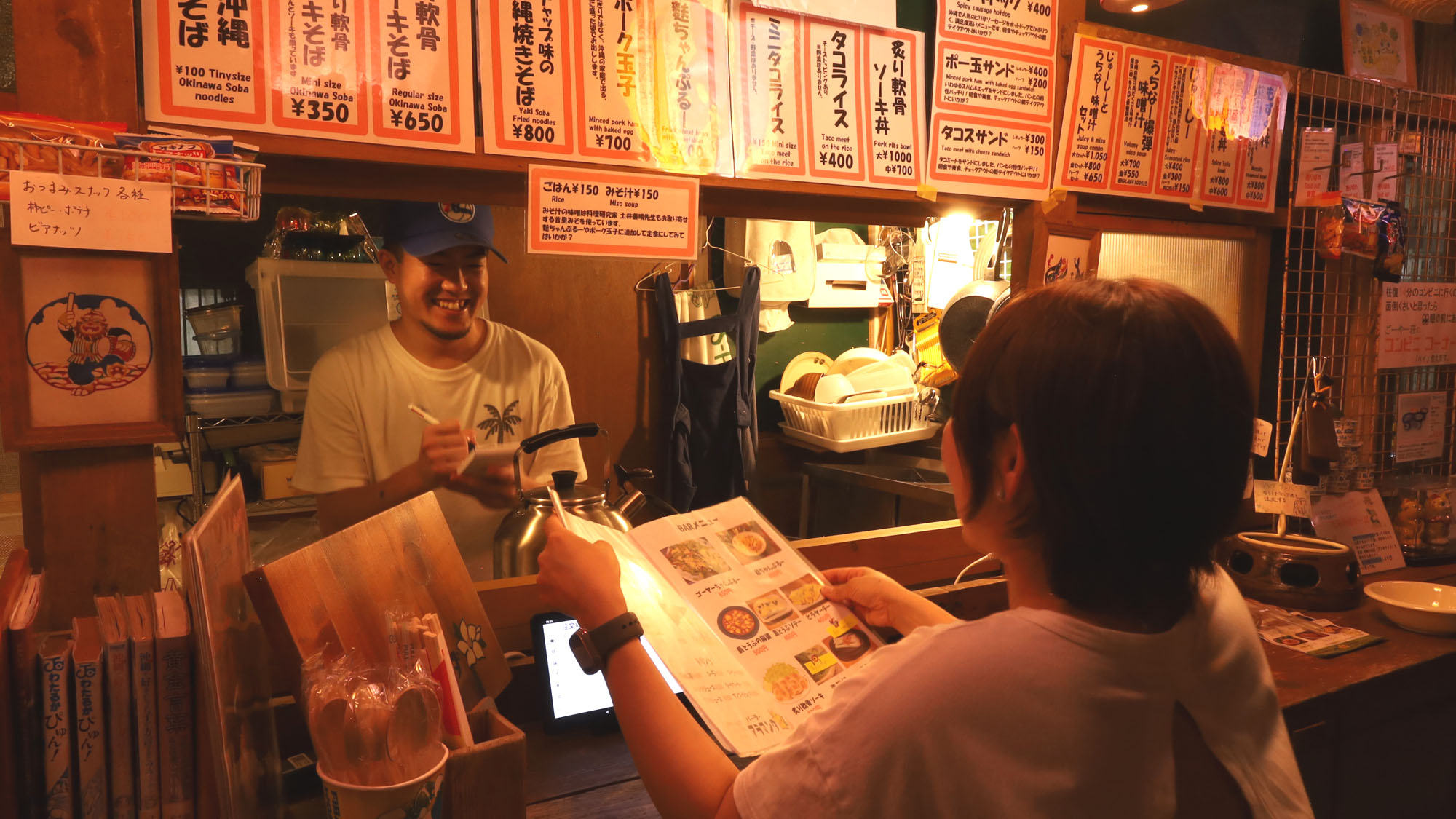 【パーラーアラマンダ(夜)】沖縄の昔からあるメニューが沢山！ゆんたく(おしゃべり)しながらメニューを選ぶのも楽しさの一つ